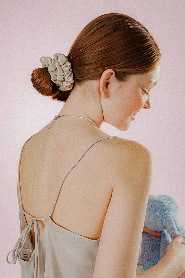 아이보리 컬러의 셔링 사틴 스크런치는 여성스러운 헤어 스타일을 연출해 줍니다. 부드러운 폴리에스터 사틴 소재에 수작업 셔링 디테일을 더해 럭셔리한 무드를 선사합니다. 지름 9cm 사이즈로, 헤어타이 기능과 함께 은은한 광택감을 즐길 수 있습니다. 멜로토리 각인 장식이 중앙 라인에 새겨져 고급스러움을 더하며, 데이트룩, 모임룩 등 다양한 TPO에 활용하기 좋습니다. 클래식, 미니멀, 로맨틱 스타일을 즐기는 분들께 추천합니다.
