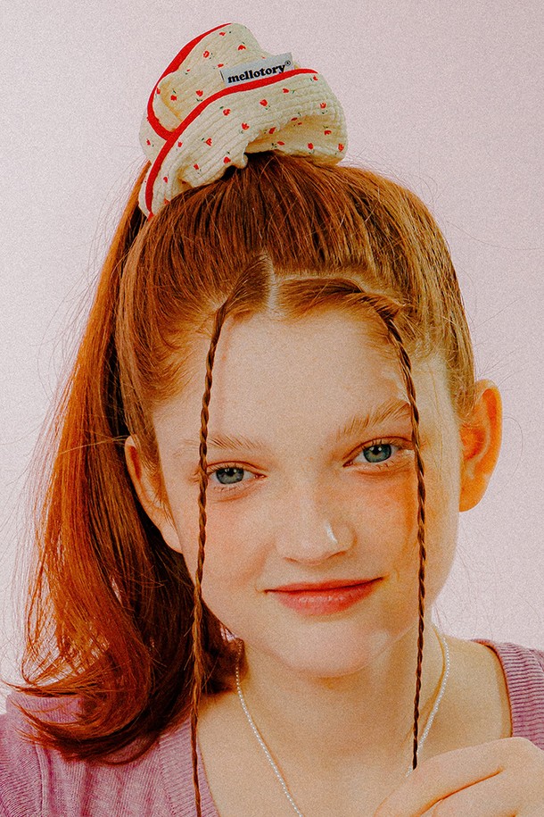 [튤립 코튼 스크런치]는 사랑스러운 튤립 패턴이 돋보이는 헤어 액세서리입니다. 워싱 코튼 소재로 제작되어 부드러운 촉감을 선사하며, 걸리시하고 로맨틱한 스타일을 연출합니다. 15CM 사이즈로, 데이트룩 또는 봄 소풍룩에 포인트를 더하기 좋습니다. 붉은색 파이핑 디테일과 양면 직조라벨이 디자인의 완성도를 높입니다. 
