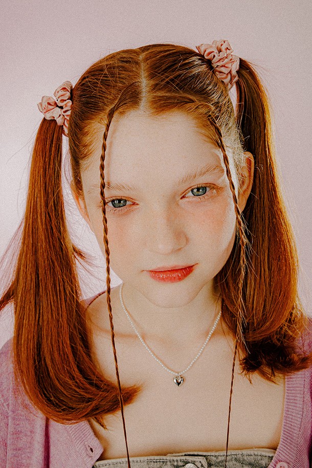 미니 셔링 사틴 스크런치 (라이트핑크)는 부드러운 폴리에스터와 브라스 소재로 제작된 헤어 액세서리입니다. 미니 사이즈에 셔링 디테일이 더해져 걸리시, 로맨틱, 미니멀 스타일을 연출하기 좋습니다. 라이트핑크 컬러로 데이트룩, 카페룩, 모임룩 등 다양한 TPO에 활용할 수 있습니다. 수작업으로 제작되어 제품마다 약간의 차이가 있을 수 있으며, 금속 부분은 변색될 수 있으니 주의하여 관리해주세요. 변형과 손상을 방지하기 위해 섬세한 관리가 필요합니다.
