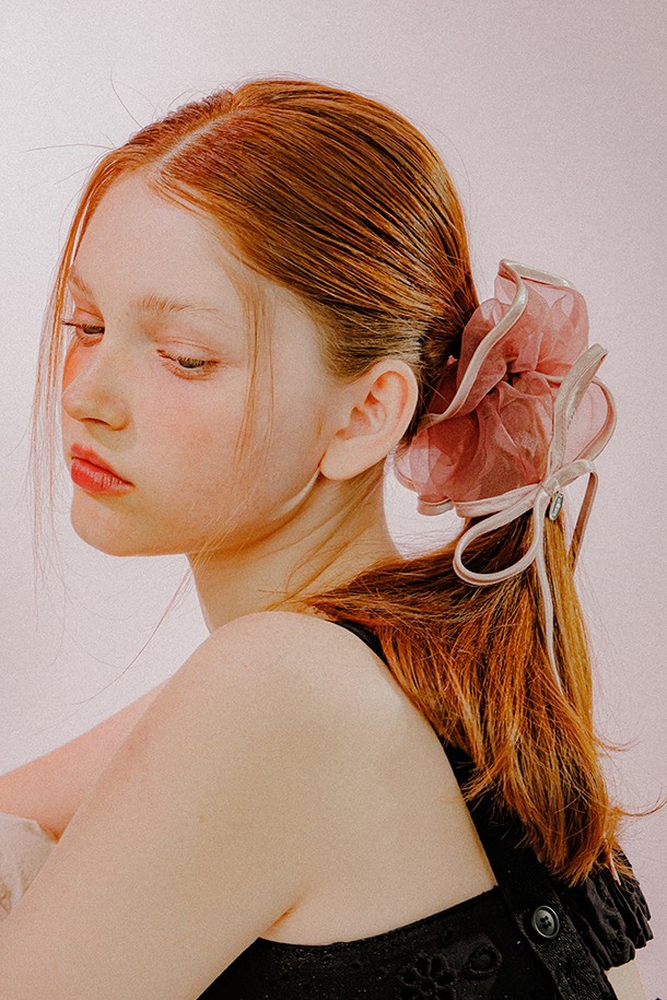 "리본 트리밍 시스루 스크런치 (딥핑크)"는 페미닌하고 로맨틱한 무드를 연출하는 여성 헤어 액세서리입니다. 딥핑크 컬러의 무지 디자인으로, 데이트룩, 카페룩, 모임룩 등 다양한 TPO에 활용하기 좋습니다. 직경 16cm, 리본 13.5*17cm 사이즈이며, 은은한 광택감의 새틴 트리밍과 투명한 원단이 특징입니다. 폴리에스터와 브라스 소재로 제작되었으며, 긴 리본 라인과 중앙 라인 각인 디테일이 돋보입니다. 로맨틱하고 클래식한 스타일을 선호하는 분들께 추천합니다.
