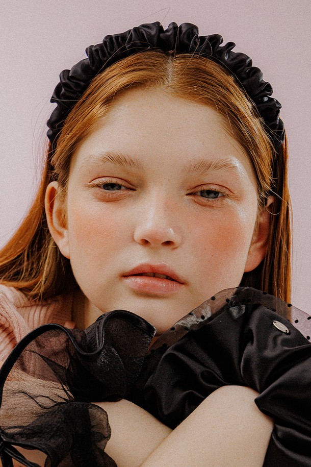 세련된 셔링 디테일이 돋보이는 셔링 사틴 헤어 밴드 (블랙)입니다. 부드러운 폴리에스터와 브라스 소재로 제작되어 편안한 착용감을 선사하며, 은은한 광택의 사틴 소재가 고급스러운 분위기를 더합니다. 우아한 셔링 디자인과 사이드라인 각인 디테일이 돋보이며, 둘레 38cm, 폭 15cm, 두께 1.5cm 사이즈로 제작되었습니다. 데이트룩, 카페룩, 모임룩 등 다양한 TPO에 활용하여 클래식, 미니멀, 로맨틱 스타일을 연출할 수 있습니다.
