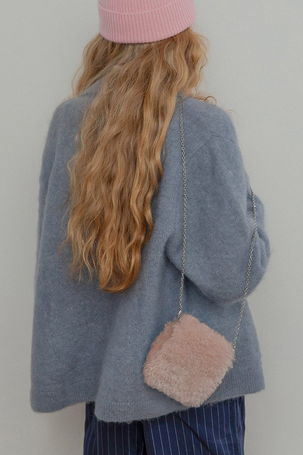 **시어링 퍼 미니백 (딥핑크)**

세련된 딥핑크 컬러의 여성용 미니백입니다. 부드러운 시어링 퍼 소재와 경량 디자인으로 제작되어, 데이트룩, 모임룩, 파티룩 등 다양한 TPO에 활용하기 좋습니다. 클래식, 걸리시, 미니멀 스타일을 추구하는 분들께 추천하며, 사각 쉐입에 체인 스트랩과 로고 라벨 디테일이 더해져 고급스러운 분위기를 연출합니다. 120cm 길이의 체인 스트랩은 크로스백으로도 활용 가능하며, 마그네틱형 잠금 방식으로 편리하게 사용할 수 있습니다.
