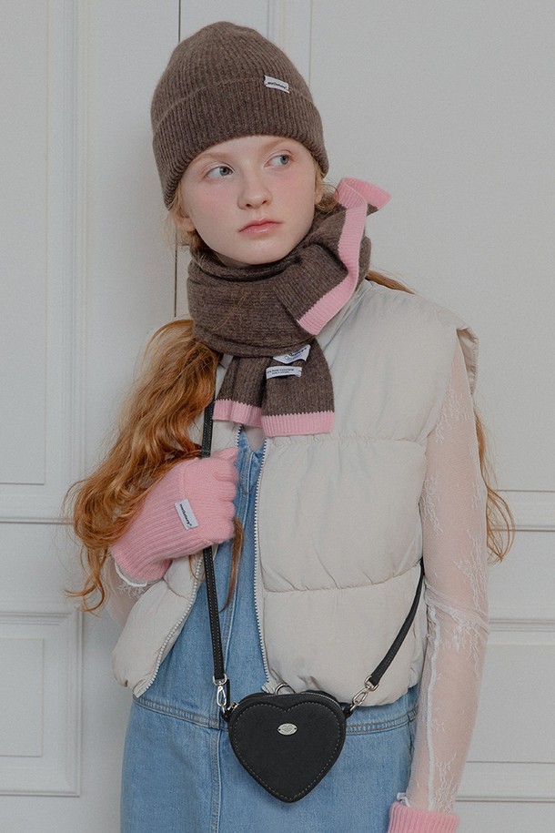 세련된 스타일을 완성할 하트 스웨이드 미니백 (블랙)입니다. 부드러운 합성가죽과 스웨이드 소재로 제작되어 고급스러운 분위기를 자아냅니다. 하트 쉐입에 하트 메달 엠보싱 디테일이 돋보이며, 2종 스트랩(기본 스웨이드, 메탈 체인) 구성으로 다양한 스타일 연출이 가능합니다. 내부에는 꽃무늬 안감이 덧대어져 있으며, 참 장식을 걸 수 있는 백 링이 있어 개성 있는 연출도 가능합니다. 데이트룩, 모임룩, 파티룩 등 여성스러운 스타일을 완성하고 싶을 때 완벽한 선택이 될 것입니다.
