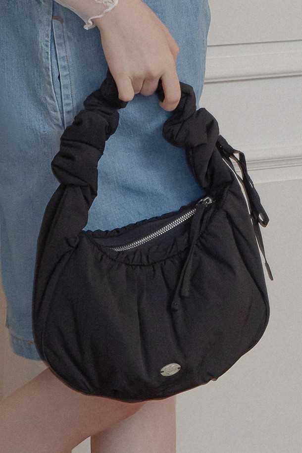 세련된 디자인의 투웨이 워시드 패딩 백 (블랙)입니다. 부드러운 패딩 디자인과 핸드스티치 디테일이 돋보이며, 메탈 로고 장식이 고급스러움을 더합니다. 넉넉한 수납 공간을 제공하는 미디엄 사이즈의 가방으로, 내부 지퍼 포켓과 오픈 포켓이 있어 실용적입니다. 토트백, 숄더백, 크로스백으로 활용 가능한 투웨이 스트랩과 95cm 길이의 스트랩으로 다양한 스타일을 연출할 수 있습니다. 나일론과 폴리에스테르 소재로 제작되어 가볍고 편안하며, 지퍼형 잠금 방식으로 내용물을 안전하게 보호합니다.
