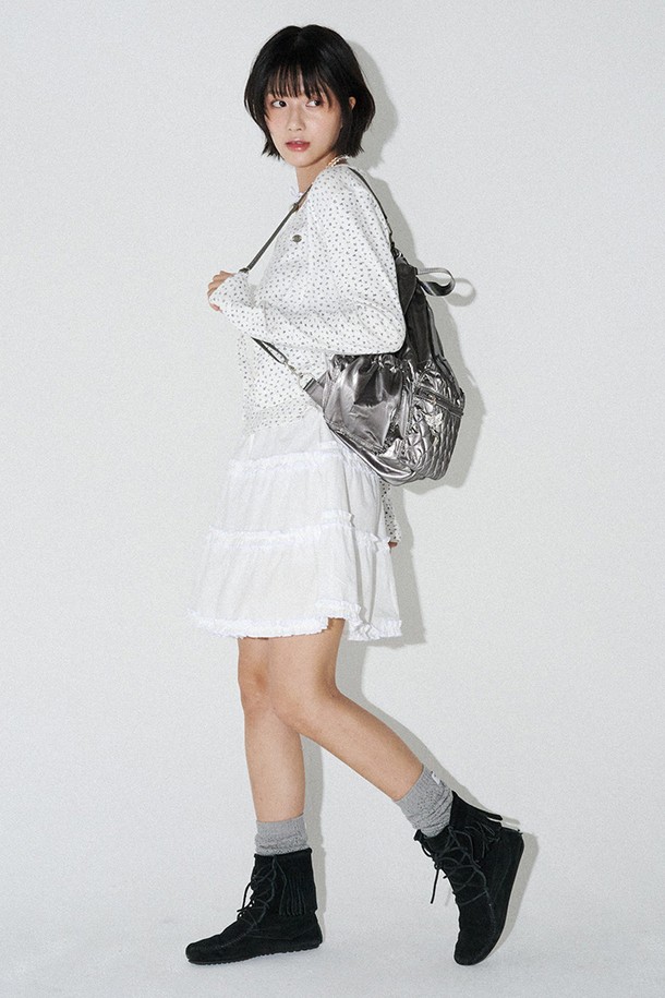 세련된 멜로 퀼팅 백팩 (딥그레이)입니다. 나일론과 폴리에스테르 소재로 제작되어 가볍고 방수 기능까지 갖춰 실용적입니다. 4way 컨버터블 디자인으로 다양한 스타일 연출이 가능하며, 태블릿 수납 공간과 내부 지퍼 포켓, 측면 오픈 포켓 등 수납력도 뛰어납니다. 딥그레이 컬러의 사각 디자인에 퀼팅 디테일과 리본, 참 장식이 더해져 여성스러운 분위기를 자아냅니다. 탈부착 가능한 어깨끈과 측면 라벨 디테일로 편의성을 높였으며, 여행, 산책, 출근 등 폭넓은 TPO에 캐주얼, 미니멀, 클래식 스타일을 연출하기 좋습니다.
