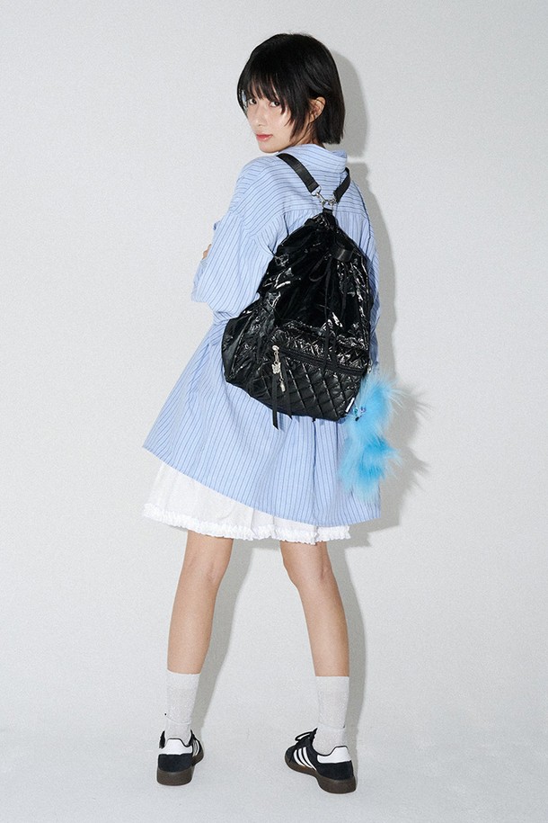 멜로 퀼팅 백팩 (블랙)은 여성스러운 스타일을 완성하는 미디엄 사이즈의 백팩입니다. 나일론과 폴리에스테르 소재로 제작되어 가볍고 방수 기능까지 갖춰 실용적입니다. 퀼팅 디자인과 리본, 참 장식이 더해져 클래식, 미니멀, 캐주얼 등 다양한 스타일 연출이 가능하며, 데이트룩, 여행룩, 동네 마실룩 등 TPO에 맞춰 활용할 수 있습니다. 사각 모양에 지퍼와 조임끈으로 이중 잠금 방식을 채택했으며, 전면 지퍼 포켓, 측면 오픈 포켓, 내부 포켓, 탈부착 어깨끈, 태블릿 수납 기능 등 활용도 높은 특징을 갖추었습니다. 또한 4가지 스타일로 연출할 수 있어 다채로운 매력을 선사합니다.
