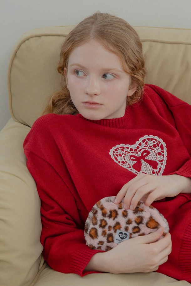 레오파드 핑크 패턴이 돋보이는 여성용 핸디 파우치입니다. 부드러운 퍼 소재와 귀여운 반원 디자인, 브라스 및 스틸 하드웨어의 조화가 돋보입니다. 폴리에스테르와 나일론 혼방으로 제작되어 내구성을 높였으며, 18cm x 14cm x 6.5cm 크기로 스몰 사이즈입니다. 내부 포켓이 있어 실용적이며, 지퍼형 잠금 방식으로 내용물을 안전하게 보관할 수 있습니다. 데이트룩, 카페룩, 모임룩 등 걸리시, 캐주얼, 로맨틱 스타일 연출에 활용하기 좋습니다. 안감은 100% 나일론입니다.
