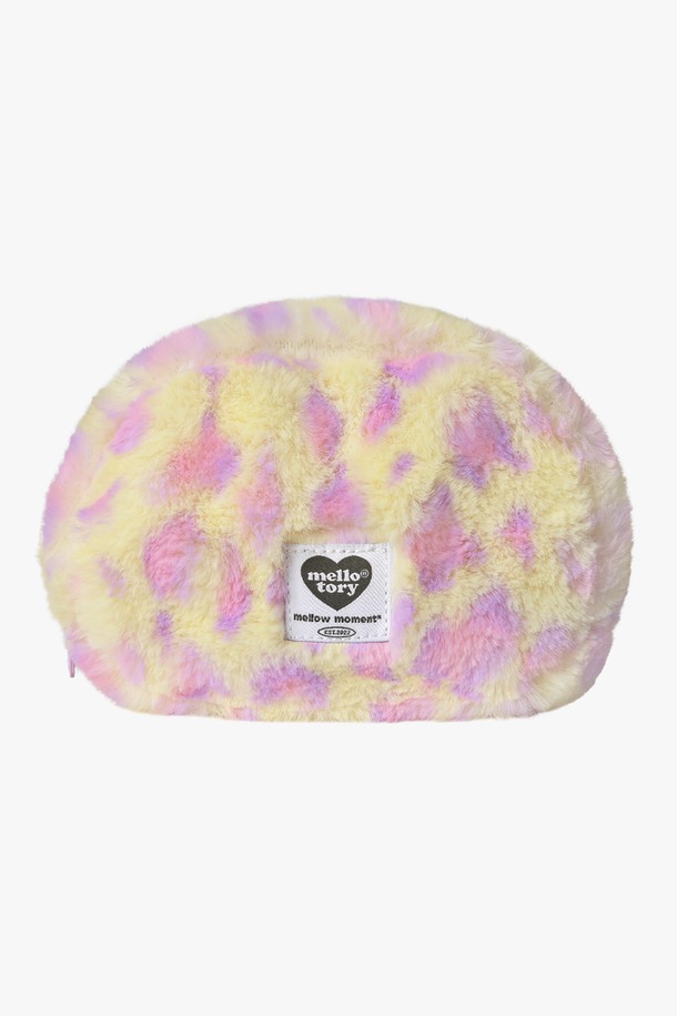 레오파드 패턴이 돋보이는 아이보리 컬러의 핸디 파우치입니다. 부드러운 퍼 소재와 브라스 및 스틸 하드웨어 장식으로 걸리시, 클래식, 미니멀한 스타일을 연출합니다. 반원 모양에 컴팩트한 스몰 사이즈로, 데이트룩, 카페룩, 모임룩 등 다양한 TPO에 활용하기 좋습니다. 지퍼형 잠금 방식이며, 내부 포켓이 있어 수납력을 높였습니다. 핑크 컬러도 준비되어 있습니다.