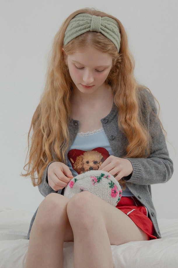 플라워 아이보리 패턴의 핸디 파우치입니다. 부드러운 보아 소재와 18cm x 14cm x 6.5cm의 미디엄 사이즈로, 여성분들을 위한 로맨틱, 캐주얼, 미니멀 스타일 연출에 적합합니다. 내부 포켓이 있어 수납이 용이하며, 데이트룩, 카페룩, 여행룩 등 다양한 TPO에 활용하기 좋습니다. 플라워 패턴과 아이보리 컬러, 타원형 디자인이 특징이며, 브라스 및 스틸 하드웨어, 나일론 안감으로 마감되었습니다.
