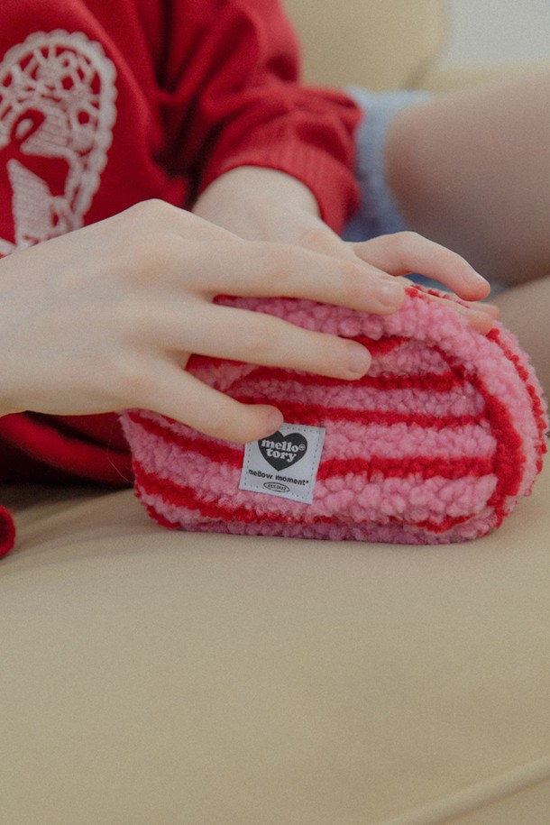 "패턴 핸디 파우치 (스트라이프 레드)"는 여성스러운 스타일을 연출하기 좋은 미디엄 사이즈의 파우치입니다. 레드 컬러 바탕에 스트라이프 패턴이 더해져 산뜻한 인상을 주며, 부드러운 드레이핑과 귀여운 디자인이 특징입니다. 폴리에스터와 나일론 혼방 소재로 제작되어 내구성이 뛰어나며, 내부 포켓이 있어 실용성을 더했습니다. 가로 18cm, 세로 14cm, 폭 6.5cm로, 데이트룩, 쇼핑룩, 카페룩 등 다양한 TPO에 활용하기 좋습니다. 캐주얼, 걸리시, 미니멀 스타일을 즐겨 입는 분들께 추천합니다. 하드웨어는 브라스/스틸 소재로 마감되었습니다.
