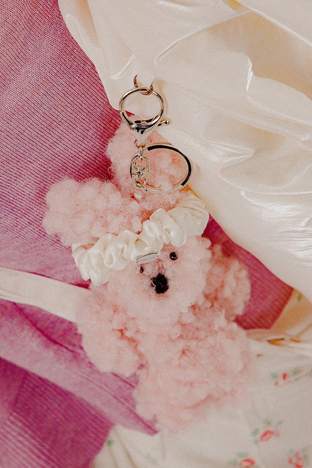 메탈릭 광택이 돋보이는 아이보리 컬러의 메탈릭 스트링 백입니다. 폴리에스터, 아크릴, 브라스, 스틸 소재를 사용하여 제작되었으며, 미디엄 사이즈의 사각 쉐입으로 디자인되었습니다. 탈착 가능한 스트랩과 사이즈 조절, 키팅 기능으로 실용성을 더했으며, 최대 90cm까지 스트랩 길이 조절이 가능합니다. 내부 및 외부 포켓, 시그니처 자수, 직조 라벨 디테일이 돋보이며, 데이트룩, 쇼핑룩, 카페룩 등 다양한 TPO에 미니멀, 걸리시, 캐주얼 스타일로 연출하기 좋습니다.
