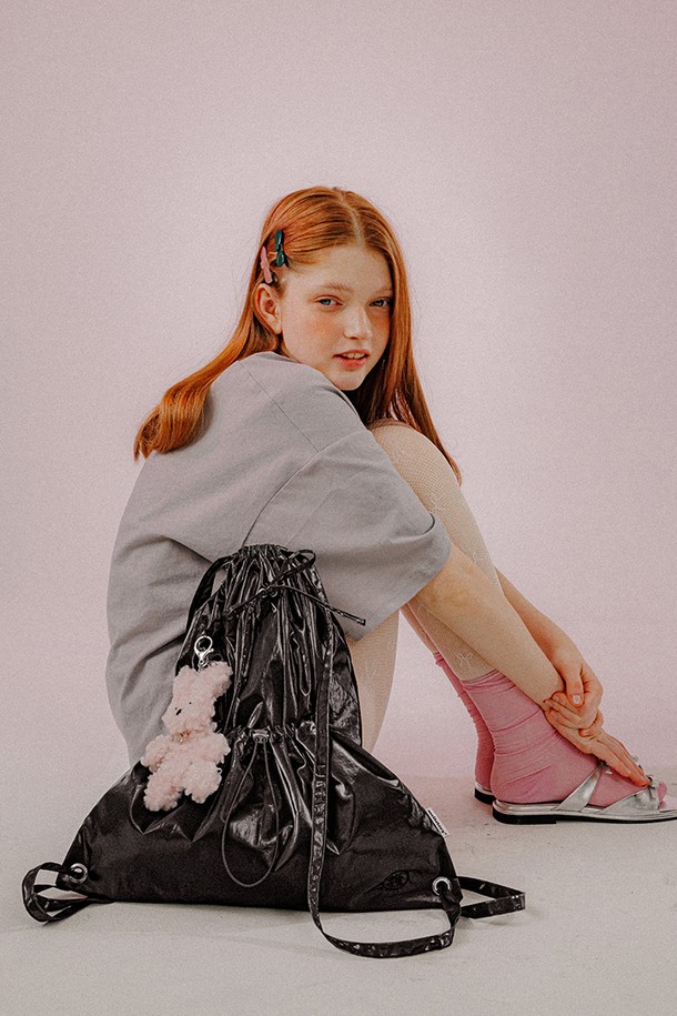 메탈릭 스트링 백 (블랙)은 여성용 스트링백으로, 캐주얼, 미니멀, 걸리시 스타일을 연출하기에 좋습니다. 폴리에스터, 아크릴, 브라스, 스틸 소재를 사용하여 제작되었으며, 미디엄 사이즈의 버킷 형태입니다. 블랙, 아이보리, 핑크, 카키, 실버 등 다양한 컬러 옵션을 제공하며, 리본 장식이 포인트입니다. 사이즈 조절 및 탈부착이 가능하며, 외부 스토퍼 포켓, 내부 포켓, D링 장식, 시그니처 자수, 양면 라벨, 메탈릭 광택 등의 특징을 가지고 있습니다. 데이트룩, 쇼핑룩, 여행룩에 매치하여 스타일리시함을 더해보세요.
