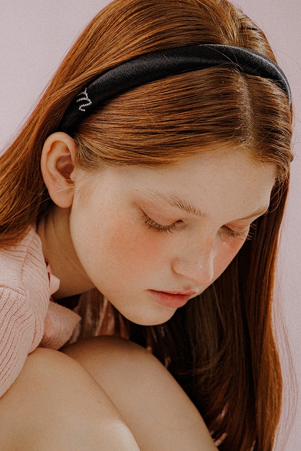 슬림 스톤 사틴 헤어밴드 (블랙)는 부드러운 촉감의 사틴 소재로 제작되어 은은한 광택이 특징입니다. 폭 2cm, 둘레 40cm의 슬림한 디자인에 양쪽 스톤 장식과 이니셜, 하트 모티프가 더해져 여성스러운 무드를 연출합니다. 데이트룩, 모임룩, 카페룩 등 다양한 TPO에 활용 가능하며, 미니멀, 클래식, 걸리시 스타일을 즐겨 입는 분들께 추천합니다. 핸드메이드로 제작되어 더욱 특별한 소장 가치를 지닙니다.
