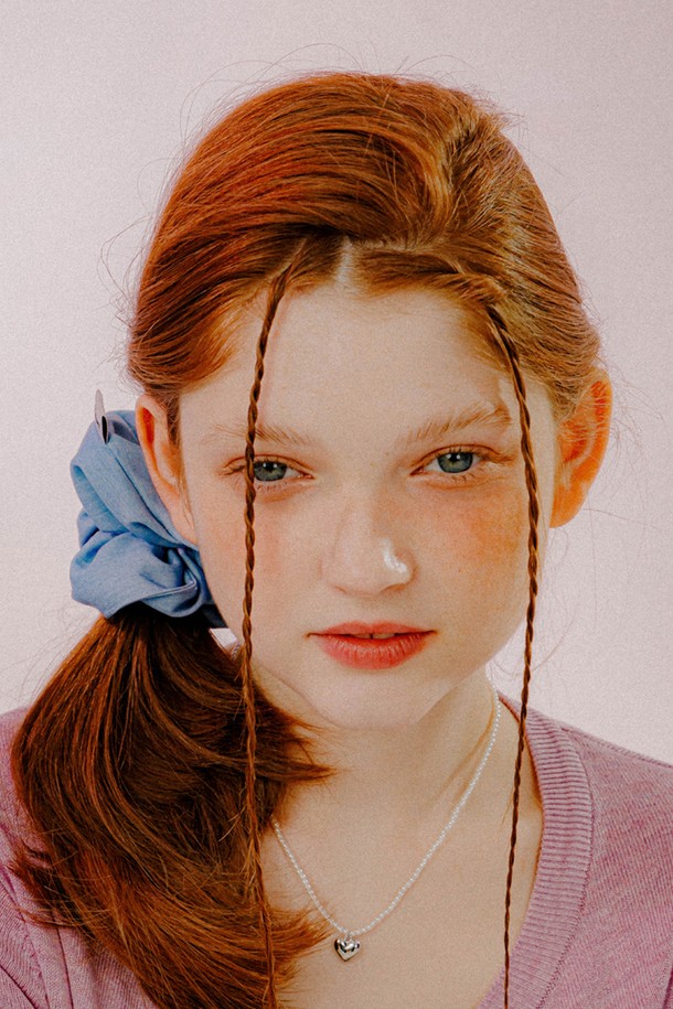 베이직 데님 스크런치 (스카이블루)는 데님 소재를 활용하여 캐주얼하고 트렌디한 스타일을 연출하는 여성 헤어 스크런치입니다. 스카이블루 컬러의 데님 소재는 어떤 룩에도 잘 어울리며 산뜻한 포인트를 더합니다. 13cm의 적당한 사이즈로 제작되어 머리를 간편하게 묶을 수 있으며, 심플한 베이직 디자인은 유행을 타지 않고 오랫동안 착용할 수 있습니다. 멜로토리 더블 우븐 라벨 디테일이 더해져 미니멀한 감성을 강조하며, 동네 마실룩이나 카페룩에 잘 어울립니다.
