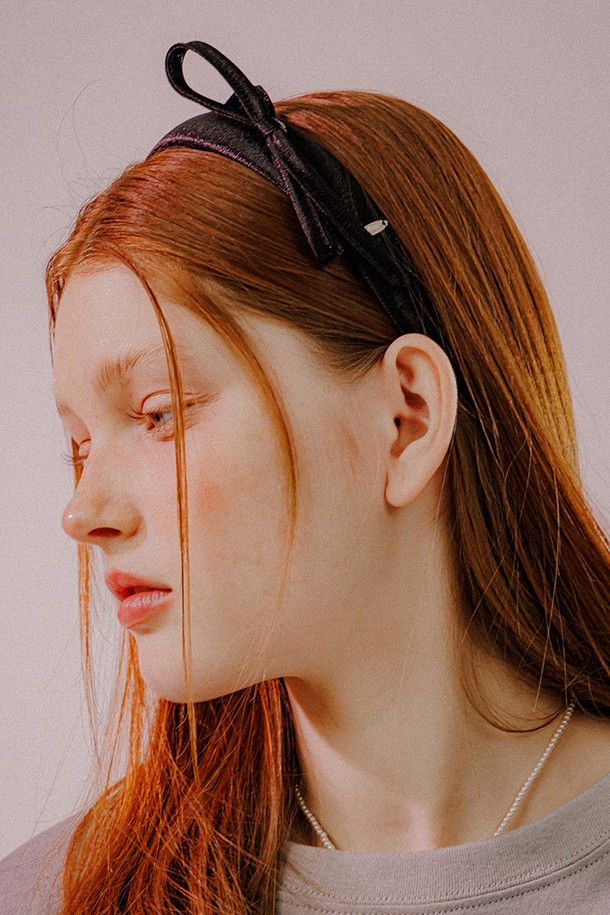 세련된 무드를 연출하는 와이드 리본 사틴 헤어 밴드 (블랙)입니다. 부드러운 촉감의 폴리에스터 사틴 소재와 브라스 소재의 조화가 돋보이며, 은은한 광택감이 우아한 분위기를 더합니다. 로맨틱, 클래식, 미니멀 스타일 어디에도 잘 어울리며, 데이트룩, 카페룩, 모임룩 등 다양한 TPO에 활용할 수 있습니다. 볼륨감 있는 리본 디자인과 브랜드 각인 디테일이 특징이며, 수작업으로 제작되어 섬세함을 더했습니다. 사이즈 조절이 가능하여 편안하게 착용할 수 있습니다.
