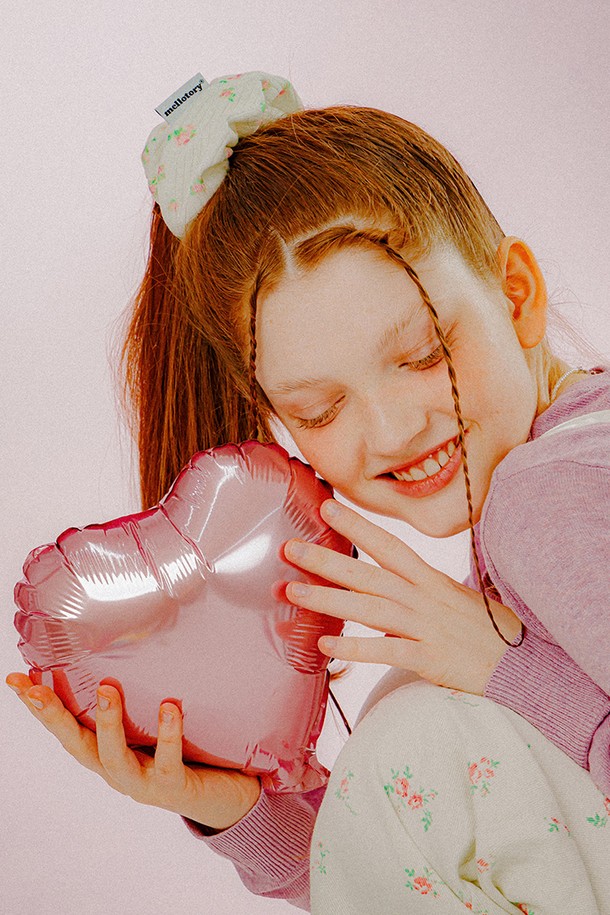 아이보리 컬러의 로즈 소프트 스크런치는 걸리시하고 트렌디한 스타일을 연출합니다. 부드러운 폴리에스테르 소재로 제작되어 포근한 촉감을 선사하며, 지름 15cm 크기로 머리 전체를 풍성하게 감싸줍니다. 로즈 플라워 패턴이 사랑스러운 무드를 더하며, 데이트룩, 카페룩, 모임룩 등 다양한 TPO에 활용하기 좋습니다. 핸드메이드 제작으로 섬세함을 더했으며, 양면 직조라벨 디테일이 돋보입니다.
