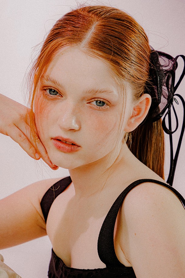 "리본 트리밍 시스루 스크런치 (블랙)"는 로맨틱하고 페미닌한 스타일을 연출하는 제품입니다. 시스루 원단과 새틴 트리밍, 리본 장식이 특징이며, 블랙 컬러로 세련된 분위기를 더합니다. 지름 16cm, 리본 13.5 x 17cm 사이즈로 제작되었으며, 브라스 소재의 메탈 디테일이 고급스러움을 더합니다. 데이트룩, 카페룩, 모임룩에 어울리며, 수작업으로 정교하게 제작되어 소장 가치를 높입니다.
