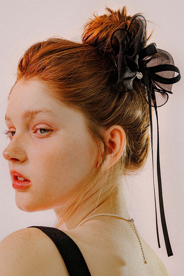 "리본 시스루 헤어핀 (블랙)"은 여성스러운 분위기를 연출하는 헤어핀입니다. 블랙 색상의 시스루 원단과 리본 테이프 디자인이 조화롭게 어우러져 걸리시, 로맨틱, 클래식 스타일을 완성합니다. 가로 16cm, 세로 31cm 크기로, 리본 라인이 포인트로 드리워져 있으며, 중앙 라인에는 멜로토리 각인이 새겨져 있습니다. 데이트룩, 카페룩, 모임룩 등 다양한 TPO에 활용 가능하며, 수작업으로 제작되어 부분별 약간의 차이가 있을 수 있습니다.
