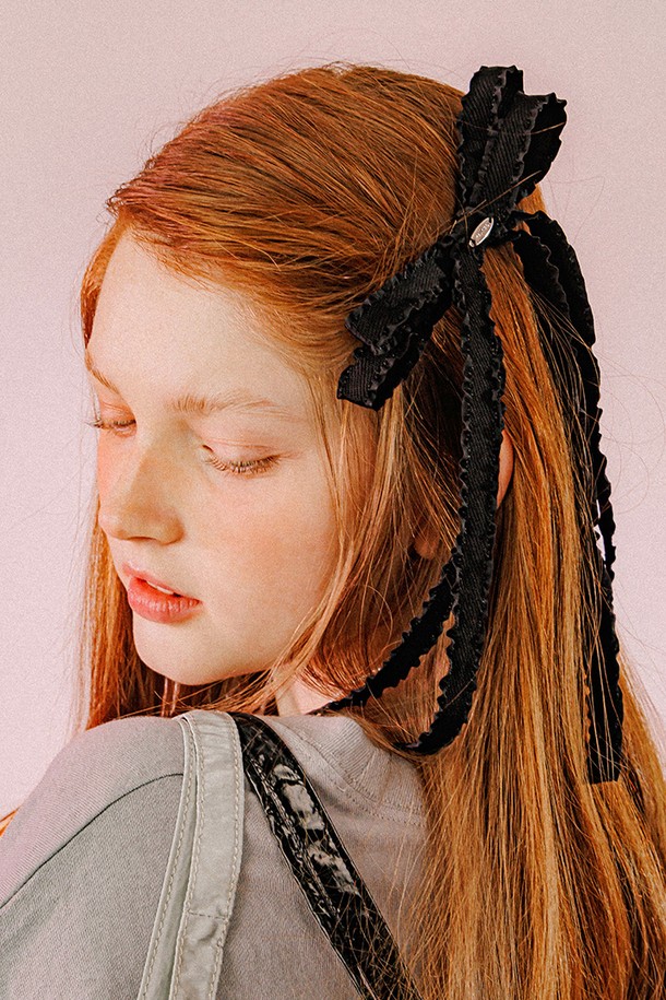 더블 리본 헤어핀 (블랙)은 우아한 스타일을 연출해주는 여성 헤어핀입니다. 폴리에스터, 브라스, 스틸 소재로 제작되었으며, 가로 15cm, 세로 25cm, 두께 1.5cm의 넉넉한 사이즈입니다. 더블 레이어드 리본 디자인과 테이프 디테일, 중앙 라인 인그레이빙 장식이 돋보이며, 수작업으로 섬세하게 제작되었습니다. 데이트룩, 모임룩, 파티룩에 잘 어울리며, 클래식, 걸리시, 로맨틱 스타일을 즐기는 분들께 추천합니다.
