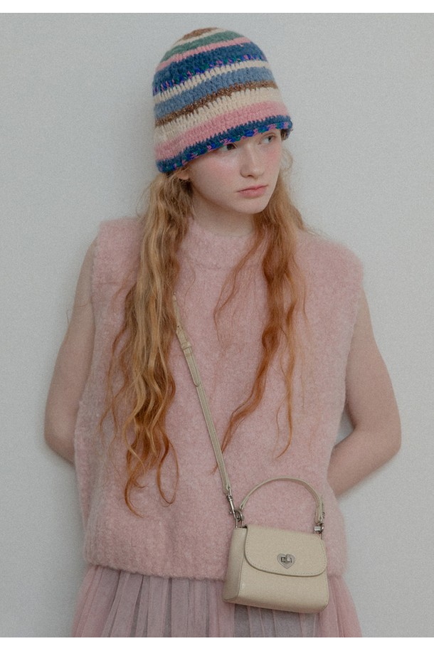 보헤미안 니트 햇 (믹스 핑크)는 부드러운 촉감의 소프트 니트 소재로 제작된 여성용 베레모입니다. 핑크, 블루, 브라운, 화이트의 유니크한 컬러 조합과 스트라이프 패턴이 특징이며, 가을과 겨울철 데이트룩, 카페룩, 가을 나들이룩에 잘 어울립니다. 중간 깊이의 모자와 핸드메이드 공정으로 제작되어 클래식, 미니멀, 걸리시 스타일을 연출하는 데 적합합니다. 로고 라벨과 핸드 스티치 디자인 장식이 돋보이는 버릿 햇 스타일의 모자입니다. 
