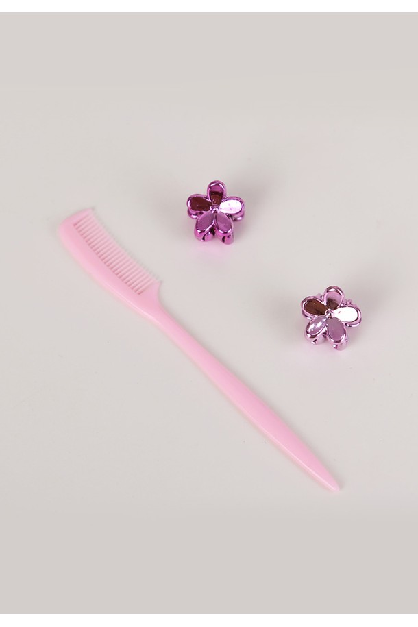 로로 래빗 키링 (라이트핑크)는 부드러운 퍼 소재로 제작된 사랑스러운 토끼 캐릭터 키링입니다. 라이트 핑크 색상과 아기자기한 리본 장식이 걸리시하고 캐주얼한 스타일을 연출합니다. 가방이나 열쇠에 달아 장식용으로 사용하기 좋으며, 일상생활에 포인트를 더해줍니다. 귀여운 토끼 디자인으로 많은 사랑을 받을 상품입니다.
