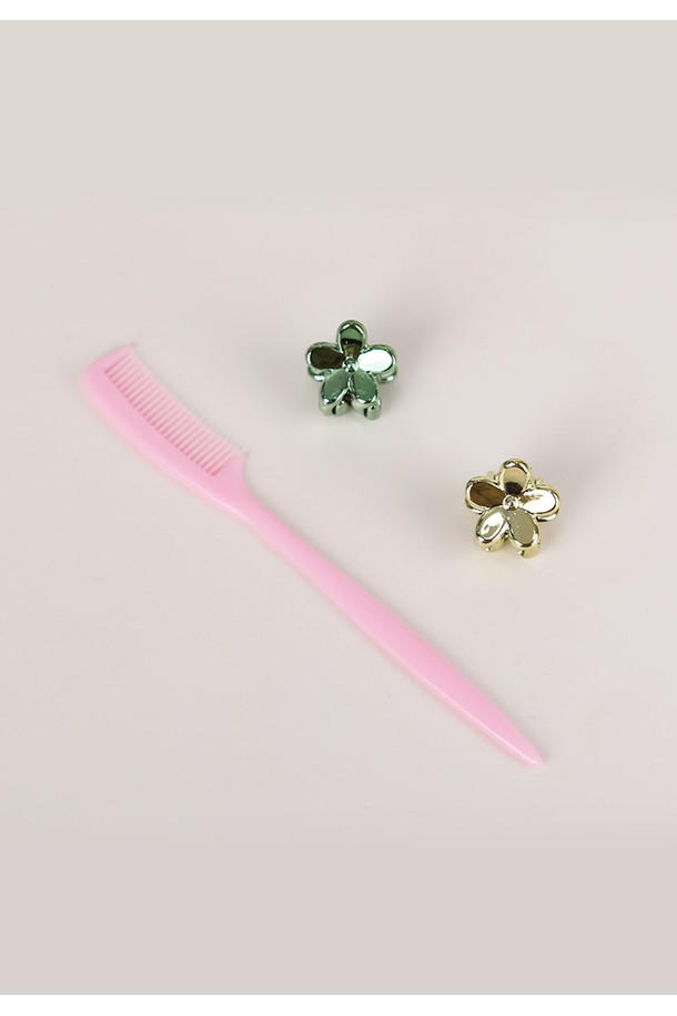 상큼한 라임 컬러의 로로 래빗 키링입니다. 부드러운 퍼 소재로 제작되어 포근한 느낌을 주며, 캐주얼한 스타일에 잘 어울립니다. 토끼 모양 디자인에 귀여운 태슬 장식이 더해져 포인트를 줍니다. 가방이나 열쇠에 달아 개성 넘치는 스타일을 연출해보세요. 일상생활에서 귀엽게 사용할 수 있는 키링 장식입니다.
