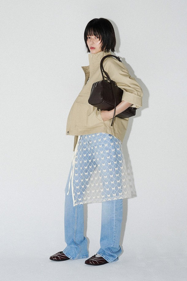 세련된 스타일을 연출하는 딥브라운 컬러의 트윈 바게트 백입니다. 폴리우레탄과 폴리에스터 소재로 제작되어 부드러운 촉감과 은은한 광택, 그레인 텍스처가 돋보입니다. 미디엄 사이즈의 사각 쉐입에 리본과 참 장식이 더해져 여성스러운 매력을 더하며, 지퍼형 잠금 방식으로 소지품을 안전하게 보관할 수 있습니다. 내부에는 지퍼 포켓과 오픈 포켓이 있어 실용적이며, 미니백 참이 포함되어 있어 포인트를 줄 수 있습니다. 데이트룩, 쇼핑룩 등 다양한 스타일에 클래식, 미니멀, 걸리시한 무드를 더해줄 아이템으로, 더스트백과 박스에 담겨 제공됩니다.
