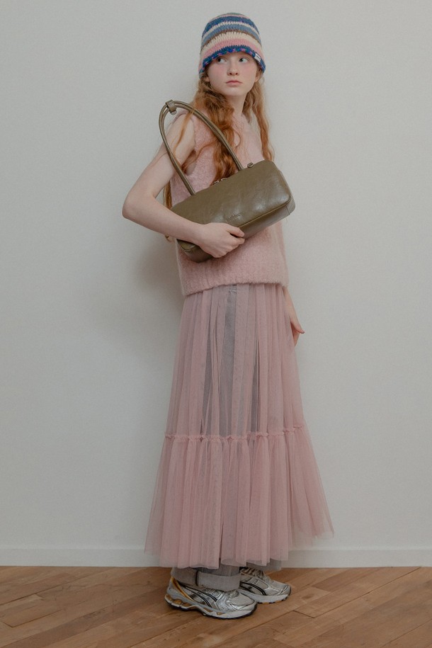 세련된 디자인의 여성용 '트윈 바게트 백' (카키)입니다. 부드러운 비건 가죽 소재와 폴리우레탄 소재로 제작되어 고급스러운 느낌을 선사합니다. 사각 쉐입에 지퍼형 잠금 방식으로 소지품을 안전하게 보관하며, 내부 지퍼 포켓과 오픈 포켓으로 실용성을 더했습니다. 미니백 참이 포함되어 있으며, 꽃무늬 안감으로 은은한 포인트를 주어 데이트룩, 쇼핑룩 등 다양한 스타일에 매치하기 좋습니다. 클래식, 미니멀, 캐주얼 스타일을 즐겨 입는 여성분들께 추천합니다.
