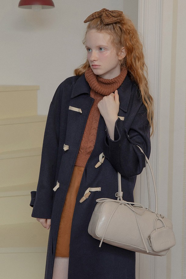 "트윈 바게트 백 (라이트 그레이)"은 부드러운 비건 가죽 소재의 여성용 바게트백입니다. 은은한 광택과 리본 스트랩, 미니백 참 장식이 걸리시, 클래식, 로맨틱 스타일을 연출하며 데이트룩, 카페룩에 잘 어울립니다. 사각 디자인에 플라워 패턴 안감으로 포인트를 더하고, 내부에는 지퍼 포켓과 오픈 포켓이 있어 수납력을 높였습니다. 경량 디자인으로 편안하게 들 수 있으며, 미니백 참 수납공간까지 갖춰 실용성을 더했습니다. 브라스 하드웨어로 마감하여 고급스러운 느낌을 선사합니다.
