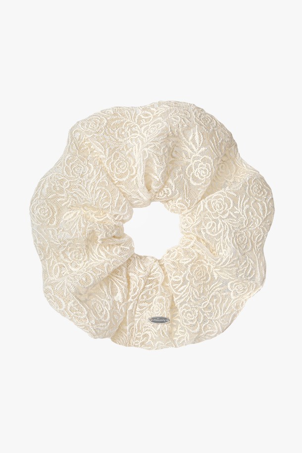 로즈 레이스 스크런치 (크림)는 여성스러운 스타일을 완성해 줄 헤어 액세서리입니다. 크림 컬러의 폴리에스터 레이스 소재에 브라스 소재의 섬세한 로즈 패턴이 더해져 우아한 분위기를 자아냅니다. 17cm의 적당한 사이즈로 제작되었으며, 레이스 디자인 장식과 중앙 라인 디테일 각인으로 고급스러움을 더했습니다. 데이트룩, 카페룩, 모임룩 등 다양한 TPO에 활용 가능하며, 로맨틱, 클래식, 걸리시 스타일을 즐겨 입는 여성분들께 추천합니다. 여성스럽고 순수한 무드를 연출해 보세요.
