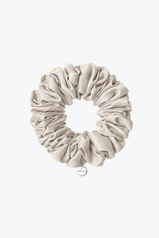 아이보리 컬러의 셔링 사틴 스크런치는 여성스러운 헤어 스타일을 연출해 줍니다. 부드러운 폴리에스터 사틴 소재에 수작업 셔링 디테일을 더해 럭셔리한 무드를 선사합니다. 지름 9cm 사이즈로, 헤어타이 기능과 함께 은은한 광택감을 즐길 수 있습니다. 멜로토리 각인 장식이 중앙 라인에 새겨져 고급스러움을 더하며, 데이트룩, 모임룩 등 다양한 TPO에 활용하기 좋습니다. 클래식, 미니멀, 로맨틱 스타일을 즐기는 분들께 추천합니다.
