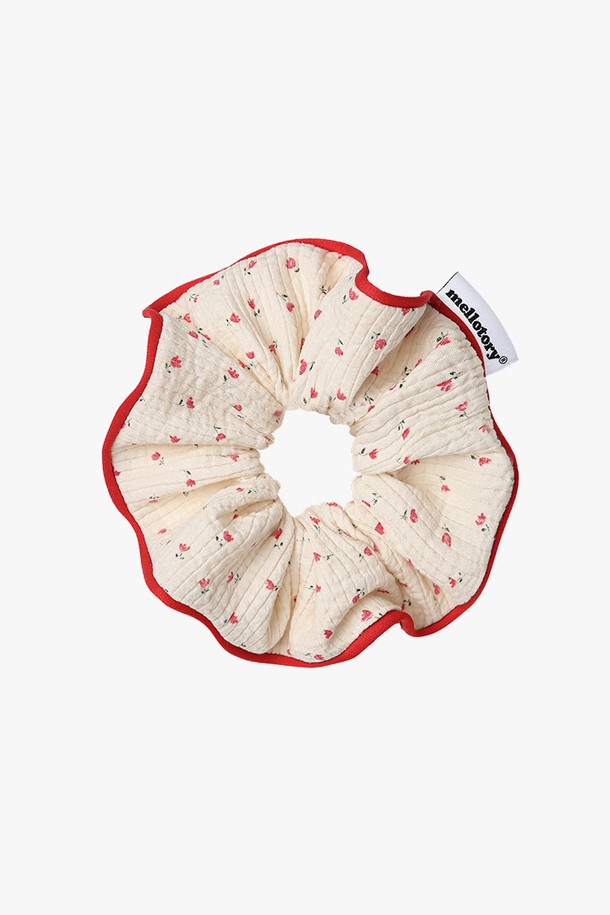 [튤립 코튼 스크런치]는 사랑스러운 튤립 패턴이 돋보이는 헤어 액세서리입니다. 워싱 코튼 소재로 제작되어 부드러운 촉감을 선사하며, 걸리시하고 로맨틱한 스타일을 연출합니다. 15CM 사이즈로, 데이트룩 또는 봄 소풍룩에 포인트를 더하기 좋습니다. 붉은색 파이핑 디테일과 양면 직조라벨이 디자인의 완성도를 높입니다. 
