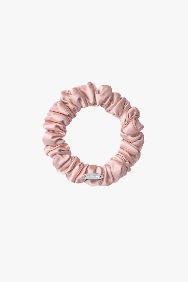 미니 셔링 사틴 스크런치 (라이트핑크)는 부드러운 폴리에스터와 브라스 소재로 제작된 헤어 액세서리입니다. 미니 사이즈에 셔링 디테일이 더해져 걸리시, 로맨틱, 미니멀 스타일을 연출하기 좋습니다. 라이트핑크 컬러로 데이트룩, 카페룩, 모임룩 등 다양한 TPO에 활용할 수 있습니다. 수작업으로 제작되어 제품마다 약간의 차이가 있을 수 있으며, 금속 부분은 변색될 수 있으니 주의하여 관리해주세요. 변형과 손상을 방지하기 위해 섬세한 관리가 필요합니다.
