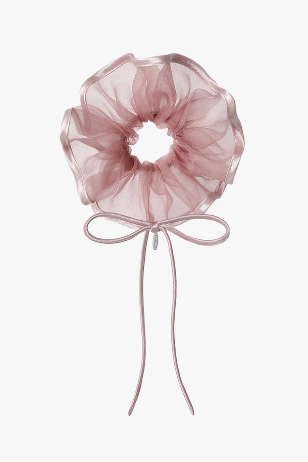 "리본 트리밍 시스루 스크런치 (딥핑크)"는 페미닌하고 로맨틱한 무드를 연출하는 여성 헤어 액세서리입니다. 딥핑크 컬러의 무지 디자인으로, 데이트룩, 카페룩, 모임룩 등 다양한 TPO에 활용하기 좋습니다. 직경 16cm, 리본 13.5*17cm 사이즈이며, 은은한 광택감의 새틴 트리밍과 투명한 원단이 특징입니다. 폴리에스터와 브라스 소재로 제작되었으며, 긴 리본 라인과 중앙 라인 각인 디테일이 돋보입니다. 로맨틱하고 클래식한 스타일을 선호하는 분들께 추천합니다.
