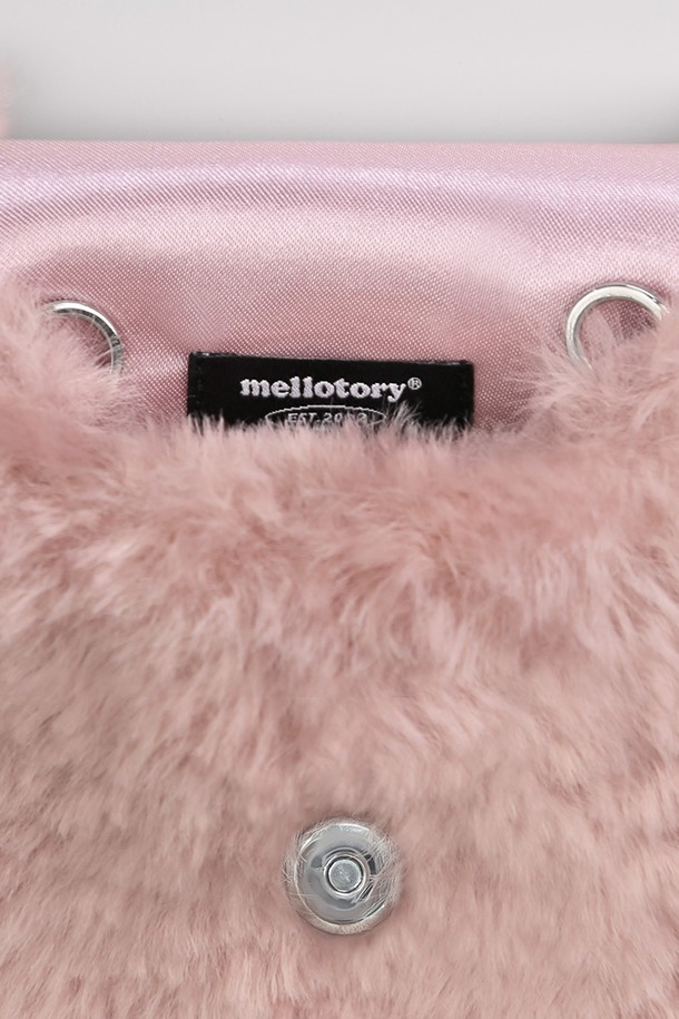 **시어링 퍼 미니백 (딥핑크)**

세련된 딥핑크 컬러의 여성용 미니백입니다. 부드러운 시어링 퍼 소재와 경량 디자인으로 제작되어, 데이트룩, 모임룩, 파티룩 등 다양한 TPO에 활용하기 좋습니다. 클래식, 걸리시, 미니멀 스타일을 추구하는 분들께 추천하며, 사각 쉐입에 체인 스트랩과 로고 라벨 디테일이 더해져 고급스러운 분위기를 연출합니다. 120cm 길이의 체인 스트랩은 크로스백으로도 활용 가능하며, 마그네틱형 잠금 방식으로 편리하게 사용할 수 있습니다.
