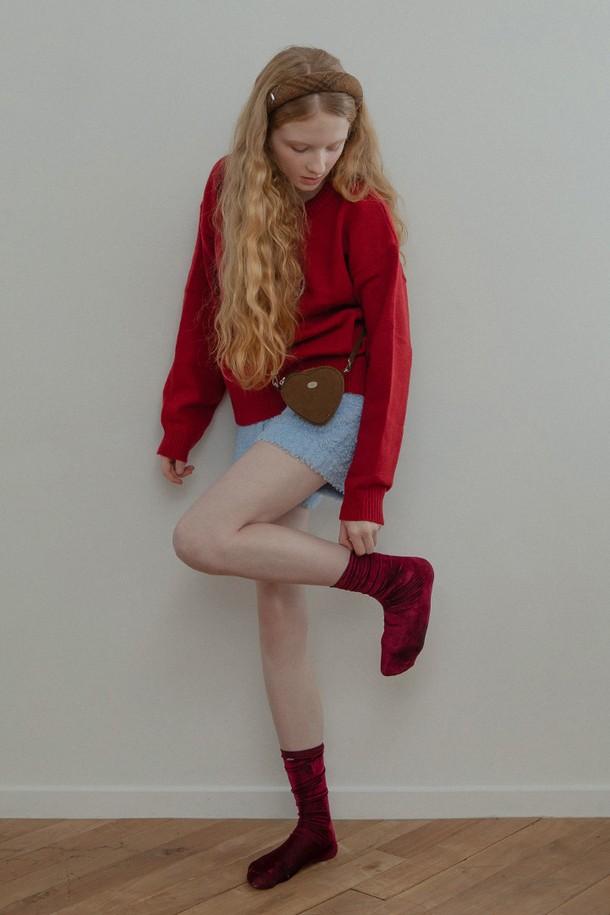 사랑스러운 하트 디자인이 돋보이는 브라운 컬러의 하트 스웨이드 미니백입니다. 부드러운 스웨이드와 합성가죽 소재로 제작되었으며, 미니멀한 사이즈로 데이트룩, 모임룩, 카페룩 등 다양한 TPO에 잘 어울립니다. 걸리시, 로맨틱, 클래식 스타일을 연출하기에 제격이며, 탈부착 가능한 스트랩과 체인 스트랩, 하트 메달 장식이 더해져 여성스러움을 더했습니다. 지퍼형 잠금 방식으로 소지품을 안전하게 보관할 수 있으며, 백 포켓과 꽃무늬 안감, 더스트백과 패키지 박스, 이중 스트랩까지 갖춰 실용성 또한 놓치지 않았습니다.
