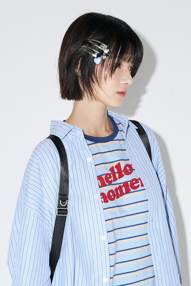 멜로 퀼팅 백팩 (블랙)은 여성스러운 스타일을 완성하는 미디엄 사이즈의 백팩입니다. 나일론과 폴리에스테르 소재로 제작되어 가볍고 방수 기능까지 갖춰 실용적입니다. 퀼팅 디자인과 리본, 참 장식이 더해져 클래식, 미니멀, 캐주얼 등 다양한 스타일 연출이 가능하며, 데이트룩, 여행룩, 동네 마실룩 등 TPO에 맞춰 활용할 수 있습니다. 사각 모양에 지퍼와 조임끈으로 이중 잠금 방식을 채택했으며, 전면 지퍼 포켓, 측면 오픈 포켓, 내부 포켓, 탈부착 어깨끈, 태블릿 수납 기능 등 활용도 높은 특징을 갖추었습니다. 또한 4가지 스타일로 연출할 수 있어 다채로운 매력을 선사합니다.
