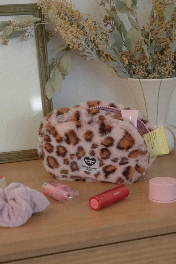 레오파드 핑크 패턴이 돋보이는 여성용 핸디 파우치입니다. 부드러운 퍼 소재와 귀여운 반원 디자인, 브라스 및 스틸 하드웨어의 조화가 돋보입니다. 폴리에스테르와 나일론 혼방으로 제작되어 내구성을 높였으며, 18cm x 14cm x 6.5cm 크기로 스몰 사이즈입니다. 내부 포켓이 있어 실용적이며, 지퍼형 잠금 방식으로 내용물을 안전하게 보관할 수 있습니다. 데이트룩, 카페룩, 모임룩 등 걸리시, 캐주얼, 로맨틱 스타일 연출에 활용하기 좋습니다. 안감은 100% 나일론입니다.
