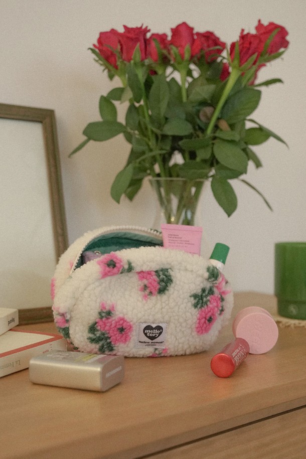 플라워 아이보리 패턴의 핸디 파우치입니다. 부드러운 보아 소재와 18cm x 14cm x 6.5cm의 미디엄 사이즈로, 여성분들을 위한 로맨틱, 캐주얼, 미니멀 스타일 연출에 적합합니다. 내부 포켓이 있어 수납이 용이하며, 데이트룩, 카페룩, 여행룩 등 다양한 TPO에 활용하기 좋습니다. 플라워 패턴과 아이보리 컬러, 타원형 디자인이 특징이며, 브라스 및 스틸 하드웨어, 나일론 안감으로 마감되었습니다.
