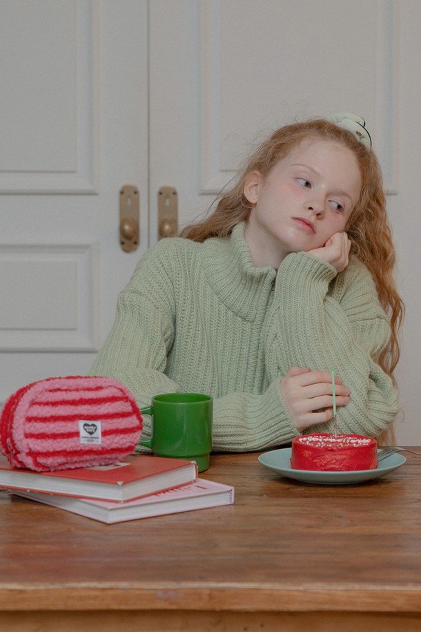 "패턴 핸디 파우치 (스트라이프 레드)"는 여성스러운 스타일을 연출하기 좋은 미디엄 사이즈의 파우치입니다. 레드 컬러 바탕에 스트라이프 패턴이 더해져 산뜻한 인상을 주며, 부드러운 드레이핑과 귀여운 디자인이 특징입니다. 폴리에스터와 나일론 혼방 소재로 제작되어 내구성이 뛰어나며, 내부 포켓이 있어 실용성을 더했습니다. 가로 18cm, 세로 14cm, 폭 6.5cm로, 데이트룩, 쇼핑룩, 카페룩 등 다양한 TPO에 활용하기 좋습니다. 캐주얼, 걸리시, 미니멀 스타일을 즐겨 입는 분들께 추천합니다. 하드웨어는 브라스/스틸 소재로 마감되었습니다.
