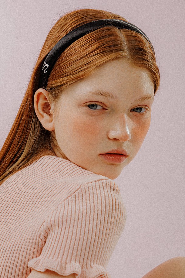 슬림 스톤 사틴 헤어밴드 (블랙)는 부드러운 촉감의 사틴 소재로 제작되어 은은한 광택이 특징입니다. 폭 2cm, 둘레 40cm의 슬림한 디자인에 양쪽 스톤 장식과 이니셜, 하트 모티프가 더해져 여성스러운 무드를 연출합니다. 데이트룩, 모임룩, 카페룩 등 다양한 TPO에 활용 가능하며, 미니멀, 클래식, 걸리시 스타일을 즐겨 입는 분들께 추천합니다. 핸드메이드로 제작되어 더욱 특별한 소장 가치를 지닙니다.
