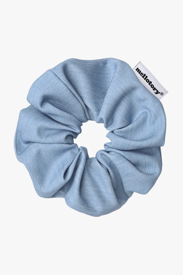 베이직 데님 스크런치 (스카이블루)는 데님 소재를 활용하여 캐주얼하고 트렌디한 스타일을 연출하는 여성 헤어 스크런치입니다. 스카이블루 컬러의 데님 소재는 어떤 룩에도 잘 어울리며 산뜻한 포인트를 더합니다. 13cm의 적당한 사이즈로 제작되어 머리를 간편하게 묶을 수 있으며, 심플한 베이직 디자인은 유행을 타지 않고 오랫동안 착용할 수 있습니다. 멜로토리 더블 우븐 라벨 디테일이 더해져 미니멀한 감성을 강조하며, 동네 마실룩이나 카페룩에 잘 어울립니다.
