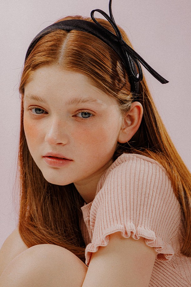 세련된 무드를 연출하는 와이드 리본 사틴 헤어 밴드 (블랙)입니다. 부드러운 촉감의 폴리에스터 사틴 소재와 브라스 소재의 조화가 돋보이며, 은은한 광택감이 우아한 분위기를 더합니다. 로맨틱, 클래식, 미니멀 스타일 어디에도 잘 어울리며, 데이트룩, 카페룩, 모임룩 등 다양한 TPO에 활용할 수 있습니다. 볼륨감 있는 리본 디자인과 브랜드 각인 디테일이 특징이며, 수작업으로 제작되어 섬세함을 더했습니다. 사이즈 조절이 가능하여 편안하게 착용할 수 있습니다.
