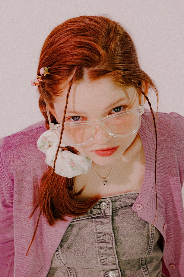 아이보리 컬러의 로즈 소프트 스크런치는 걸리시하고 트렌디한 스타일을 연출합니다. 부드러운 폴리에스테르 소재로 제작되어 포근한 촉감을 선사하며, 지름 15cm 크기로 머리 전체를 풍성하게 감싸줍니다. 로즈 플라워 패턴이 사랑스러운 무드를 더하며, 데이트룩, 카페룩, 모임룩 등 다양한 TPO에 활용하기 좋습니다. 핸드메이드 제작으로 섬세함을 더했으며, 양면 직조라벨 디테일이 돋보입니다.
