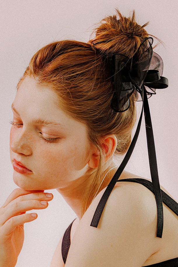 "리본 시스루 헤어핀 (블랙)"은 여성스러운 분위기를 연출하는 헤어핀입니다. 블랙 색상의 시스루 원단과 리본 테이프 디자인이 조화롭게 어우러져 걸리시, 로맨틱, 클래식 스타일을 완성합니다. 가로 16cm, 세로 31cm 크기로, 리본 라인이 포인트로 드리워져 있으며, 중앙 라인에는 멜로토리 각인이 새겨져 있습니다. 데이트룩, 카페룩, 모임룩 등 다양한 TPO에 활용 가능하며, 수작업으로 제작되어 부분별 약간의 차이가 있을 수 있습니다.
