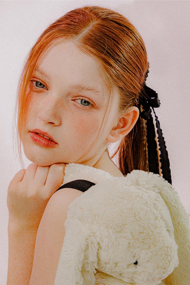 더블 리본 헤어핀 (블랙)은 우아한 스타일을 연출해주는 여성 헤어핀입니다. 폴리에스터, 브라스, 스틸 소재로 제작되었으며, 가로 15cm, 세로 25cm, 두께 1.5cm의 넉넉한 사이즈입니다. 더블 레이어드 리본 디자인과 테이프 디테일, 중앙 라인 인그레이빙 장식이 돋보이며, 수작업으로 섬세하게 제작되었습니다. 데이트룩, 모임룩, 파티룩에 잘 어울리며, 클래식, 걸리시, 로맨틱 스타일을 즐기는 분들께 추천합니다.
