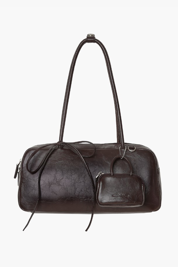 세련된 스타일을 완성할 트윈 바게트 백 (딥브라운) 입니다. 부드러운 질감의 비건 가죽 소재와 내추럴한 광택, 크랙 텍스처가 고급스러운 분위기를 자아냅니다. 미디엄 사이즈로, 내부 지퍼 포켓, 오픈 포켓, 미니 백 참이 더해져 실용성을 높였습니다. 딥 브라운 컬러에 무지 및 플라워 패턴, 리본과 참 장식이 포인트로 더해져 데이트룩, 모임룩, 소개팅룩 등 다양한 TPO에 활용 가능하며, 클래식, 미니멀, 걸리시 스타일을 즐기는 여성분들께 추천합니다. 가방의 크기는 높이 15cm, 너비 32cm, 깊이 12cm, 스트랩 28.5cm이며, 지퍼형 잠금 방식으로 소지품을 안전하게 보관할 수 있습니다.
