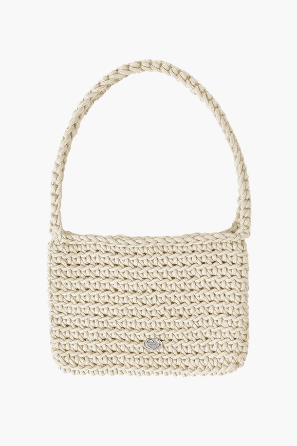 코튼 니팅백 (크림)은 부드러운 면 소재로 제작된 여성용 니팅백입니다. 핸드메이드 방식으로 제작되어 섬세한 니트 패턴과 독특한 디자인을 자랑하며, 크림색상으로 어떤 스타일에도 잘 어울립니다. 미디엄 사이즈의 사각 쉐입으로, 데이트룩, 카페룩, 쇼핑룩 등 다양한 TPO에 활용 가능합니다. 가벼운 소지품을 수납하기 좋으며, 중앙 라인의 메달 각인 디테일이 포인트를 더합니다. 캐주얼, 미니멀, 클래식 등 폭넓은 스타일을 소화하는 매력적인 아이템입니다.
