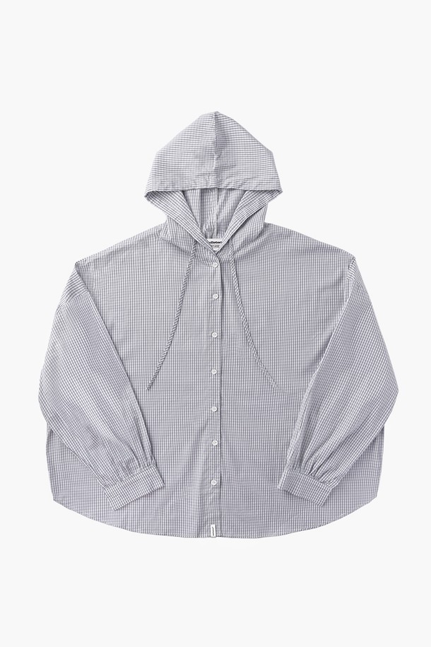 라이트 그레이 컬러의 체크 후드 셔츠입니다. 봄, 여름 시즌에 어울리는 얇은 두께의 시어서커 소재로 제작되어 통기성이 좋고, 부드러운 촉감과 신축성으로 편안한 착용감을 선사합니다. 캐주얼 스타일의 루즈핏으로, 앞면 버튼 여밈과 가슴 포켓 디테일이 특징이며, 후드 디자인으로 포인트를 더했습니다. 일상, 카페, 여행 등 다양한 TPO에 활용 가능하며, 미니멀, 캐주얼, 클래식 스타일을 연출하기 좋습니다. 로고 라벨과 사이드 라벨로 은은한 포인트를 더했습니다.

