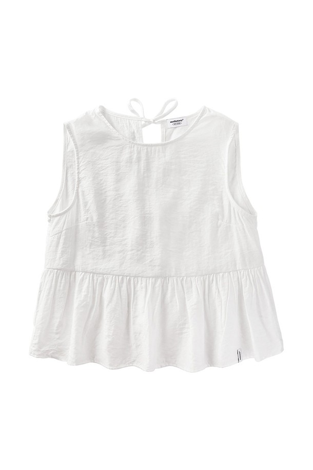 "백리본 나시 블라우스 (화이트)"는 여성스러운 무드를 연출하는 우아한 스타일의 상의입니다. 얇은 두께감의 폴리에스테르 소재로 제작되어 부드러운 촉감을 선사하며, 봄, 여름 시즌에 시원하게 착용하기 좋습니다. 라운드넥에 민소매 디자인으로, 크롭 기장과 루즈핏으로 편안함을 더했습니다. 특히 백리본 디테일과 프릴 디자인이 돋보이며, 로고 라벨이 포인트로 들어가 있습니다. 데이트룩, 카페룩, 쇼핑룩 등 다양한 TPO에 미니멀, 클래식, 로맨틱 스타일로 연출하기 좋으며, 레이어드하여 더욱 스타일리시하게 소화할 수 있습니다.
